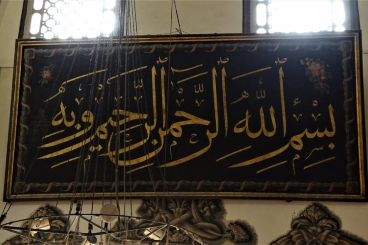 Turist rehberi Bursa Ulu Cami'nin bilinmeyen &ouml;zelliklerini anlattı