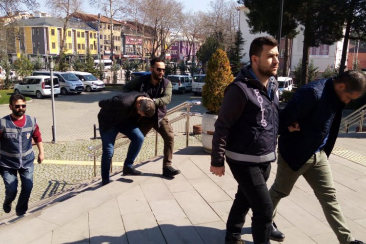 Bursa'da piyasaya sahte para ve Cumhuriyet altını s&uuml;ren 3 kişi yakalandı