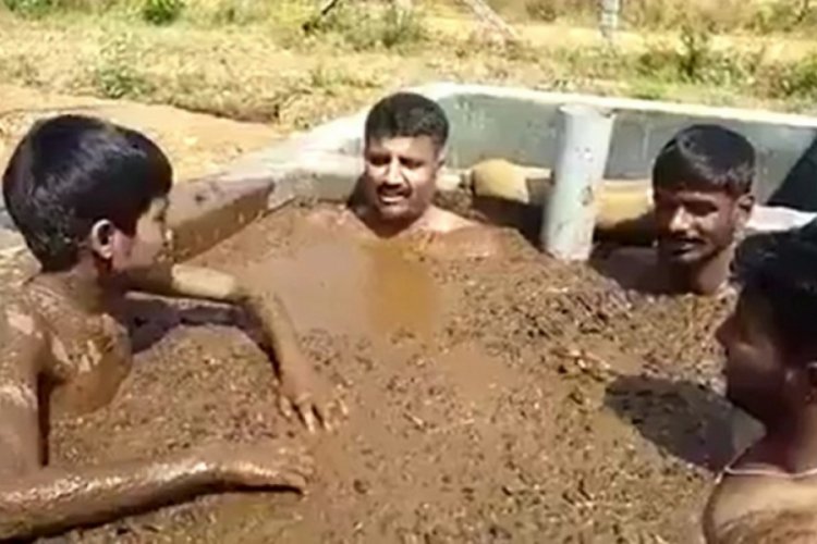 Hindistan'da korona endişesiyle ineğin dışkısıyla duş alıyorlar