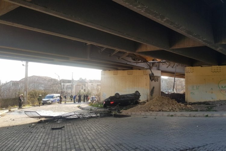 Zincirleme kaza: otomobil u&ccedil;tu, TIR asılı kaldı