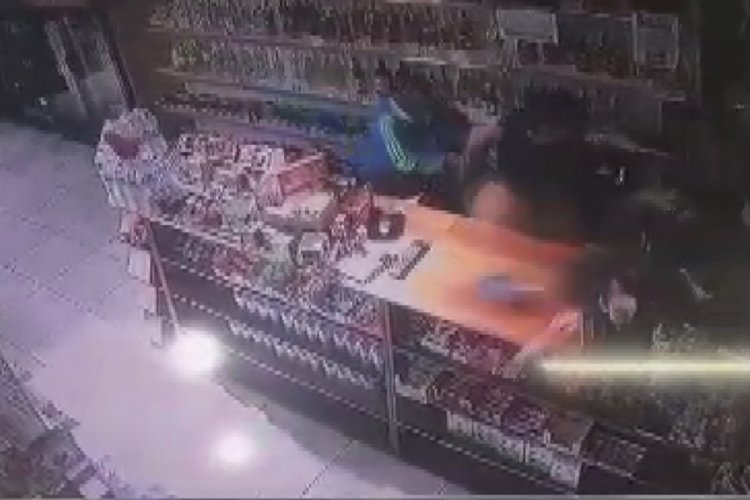 Markette anne ve kızı darp etti