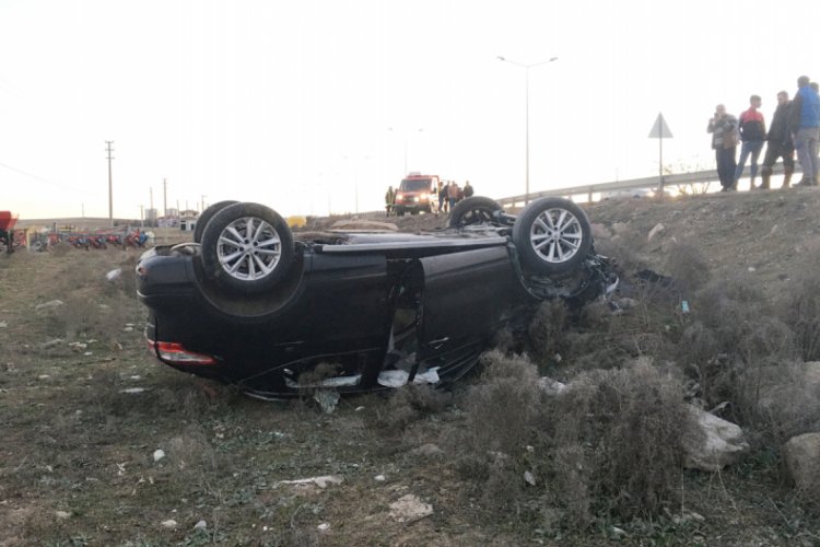 Takla atan otomobildeki 2 kişi yaralandı