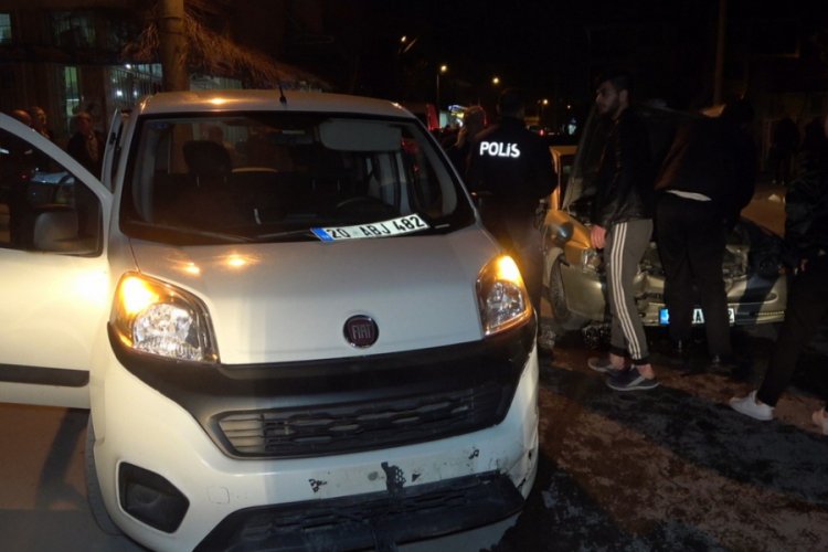 Kaza yaptı aracını bırakıp ka&ccedil;tı