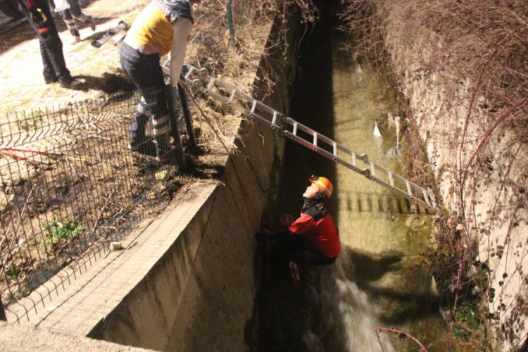 Sulama kanalına d&uuml;şen yaşlı adamı itfaiye kurtardı