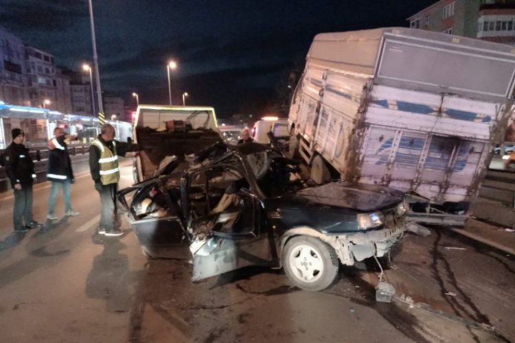 Otomobil kamyona arkadan &ccedil;arptı: 1'i ağır 3 yaralı