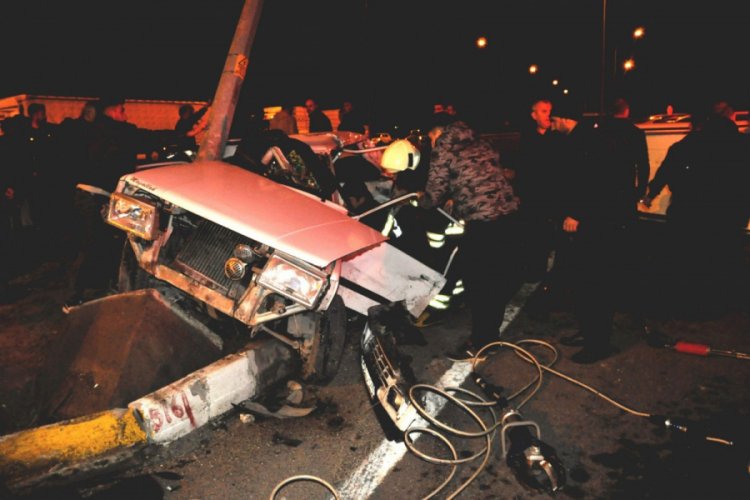 Hafif ticari ara&ccedil;la otomobil &ccedil;arpıştı: 1 &ouml;l&uuml;, 9 yaralı