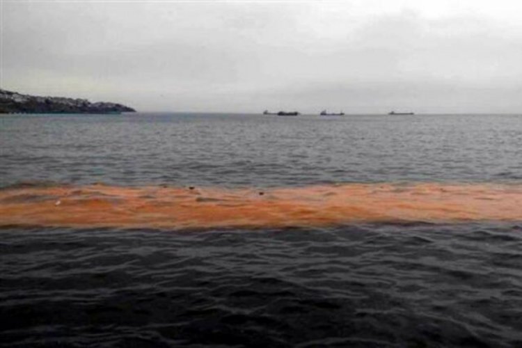 Tekirdağ'da deniz turuncu renge b&uuml;r&uuml;nd&uuml;