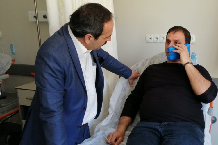 Gazeteciyi d&ouml;verek hastanelik ettiler