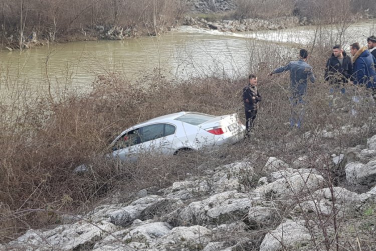 Otomobili sulara g&ouml;m&uuml;lmekten &ccedil;alılıklar kurtardı