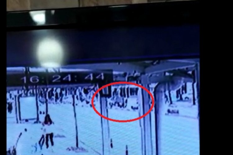 Bursa'da iki otomobil kafa kafaya &ccedil;arpıştı
