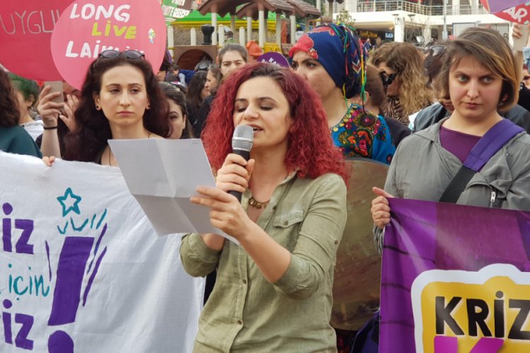 Kocaeli'de y&uuml;zlerce kadın sloganlar atarak y&uuml;r&uuml;d&uuml;