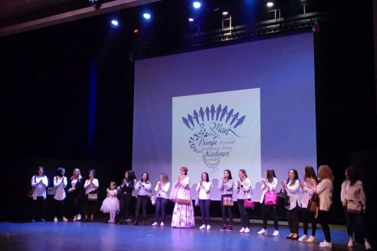 Kadınların tasarladığı kıyafetler ile 8 Mart defilesi