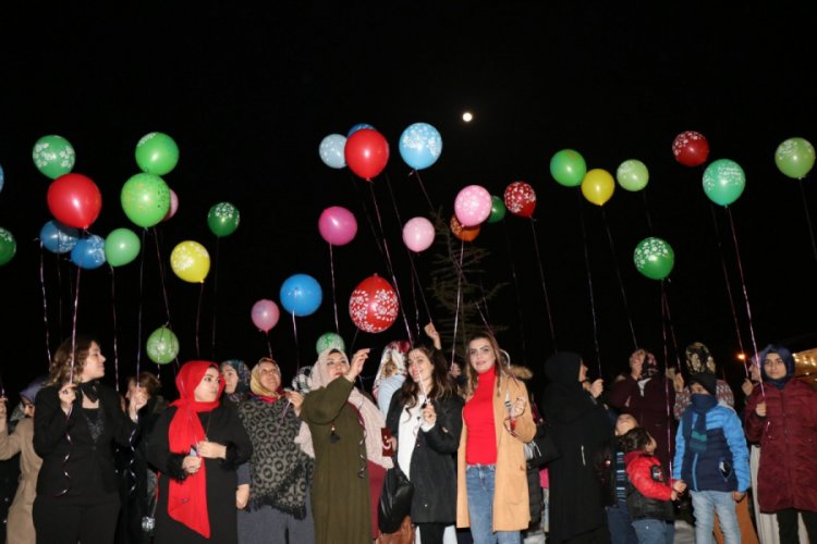 &Ouml;ld&uuml;r&uuml;len 474 kadının anısına ışıklı balon u&ccedil;uruldu