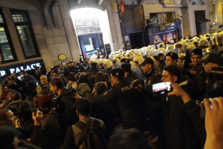 İstiklal Caddesi'nde y&uuml;r&uuml;mek isteyen kadınlara m&uuml;dahale