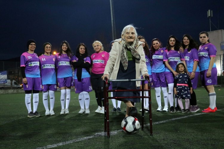 Halı saha ma&ccedil;ının başlama vuruşunu 95 yaşındaki Pakize nine yaptı