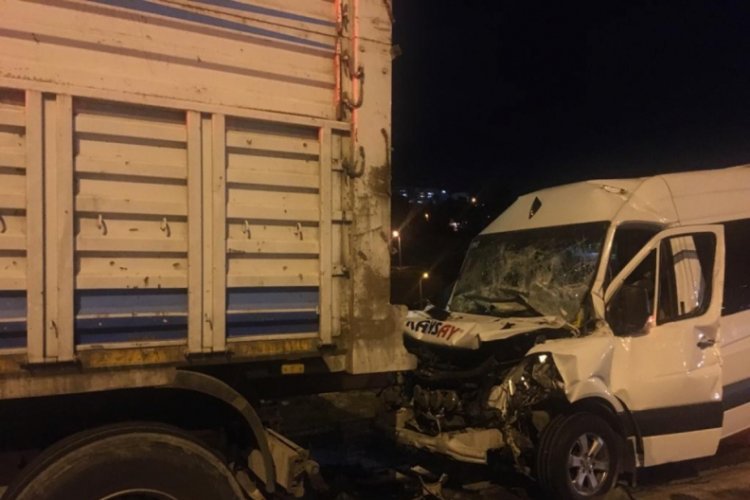 İş&ccedil;i servisi seyir halindeki kamyona arkadan &ccedil;arptı