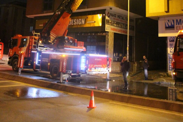 İş yerinin &ccedil;atı katında yangın &ccedil;ıktı
