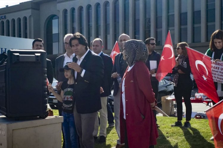Los Angeles'ta İdlib'deki T&uuml;rk askerlerine destek g&ouml;sterisi