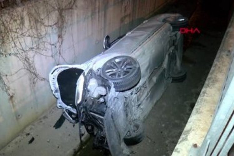 Dereye d&uuml;şen otomobilden sağ kurtulup ka&ccedil;tılar