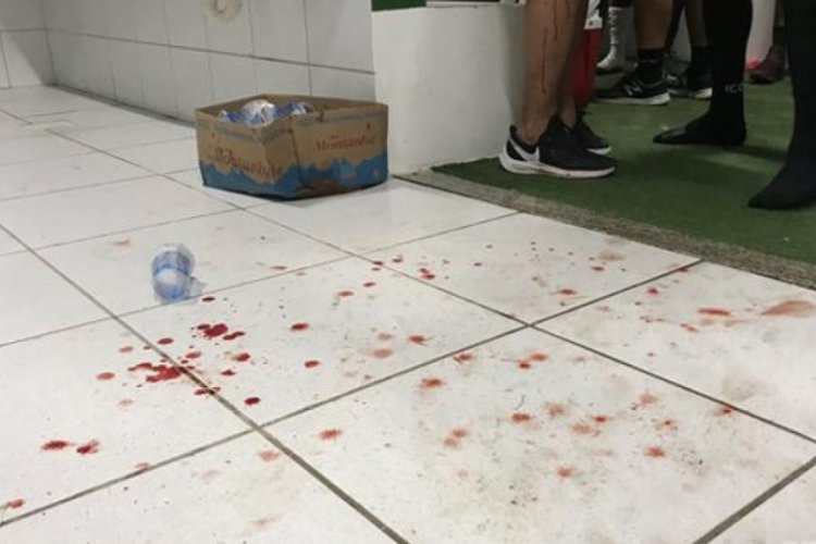 Brezilya'da taraftarlar soyunma odasını bastı!
