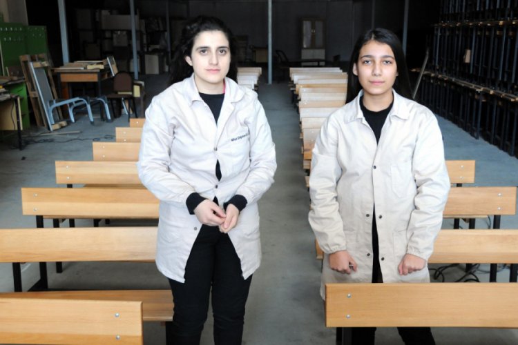 Liseli Beyza ve Ada, k&ouml;y okullarının sıralarını &uuml;retiyor