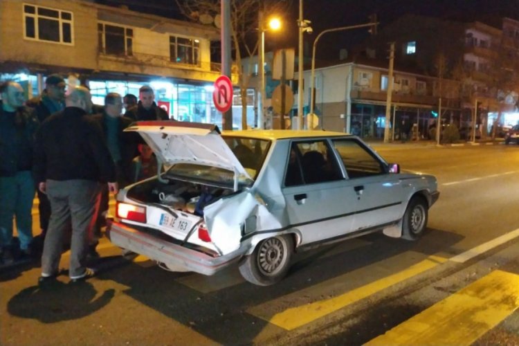 Kırmızı ışıkta bekleyen araca &ccedil;arpıp ka&ccedil;tı