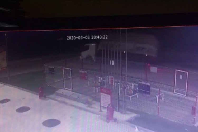 Bursa'da damperi a&ccedil;ılan odun kamyonu d&uuml;z yolda b&ouml;yle devrildi