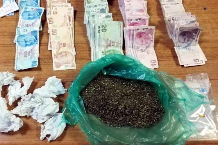 Polisin uyarısına rağmen ka&ccedil;tı, otomobilinden uyuşturucu &ccedil;ıktı