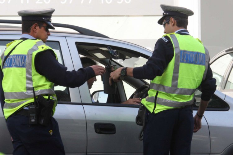 G&uuml;ney Kıbrıs'ta askeri b&ouml;l&uuml;k ve polis merkezine karantina!
