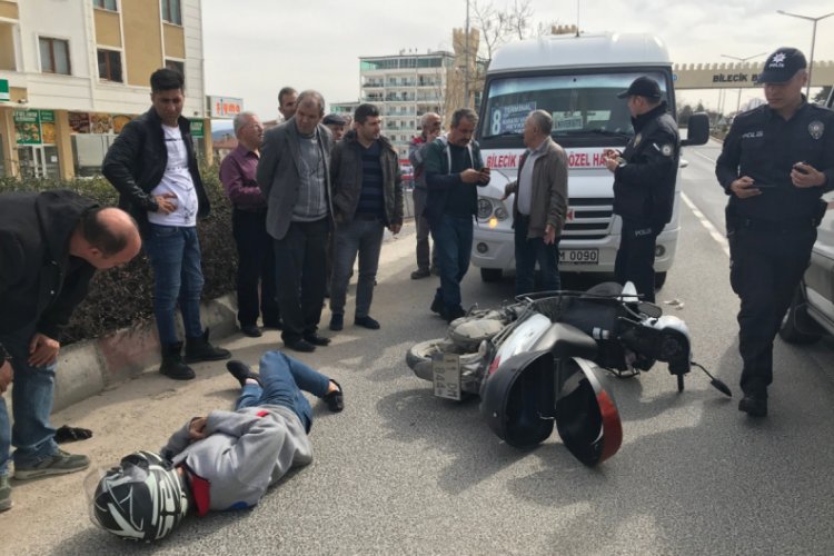 Motosiklet ile minib&uuml;s &ccedil;arpıştı: 2 yaralı