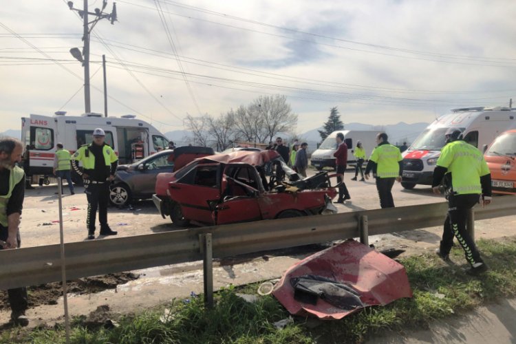&Ouml;nce temizlik aracına sonra otomobile &ccedil;arptı: 3 yaralı