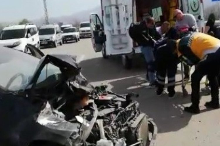 Otomobille kamyonet kavşakta &ccedil;arpıştı