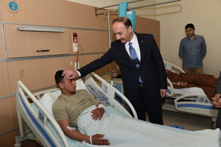 Şanlıurfa Valisi Erin'den Suriye'de yaralanan askerlere ziyaret