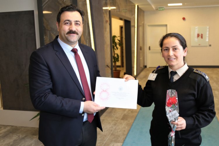 ALK&Uuml; Rekt&ouml;r&uuml; kadınlara karanfil dağıttı