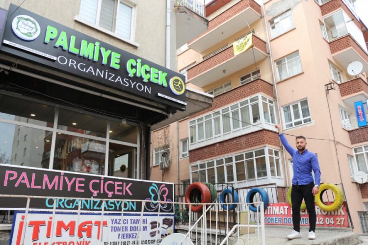 Evinin balkonundan silktiği halıyı 20 yaşındaki gencin &uuml;zerine d&uuml;ş&uuml;rd&uuml;