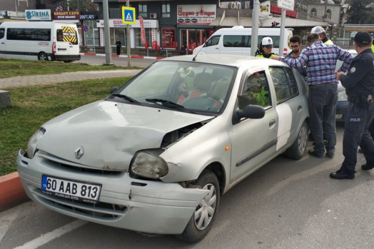 Kazada 4'&uuml; &ccedil;ocuk 6 kişi yaralandı