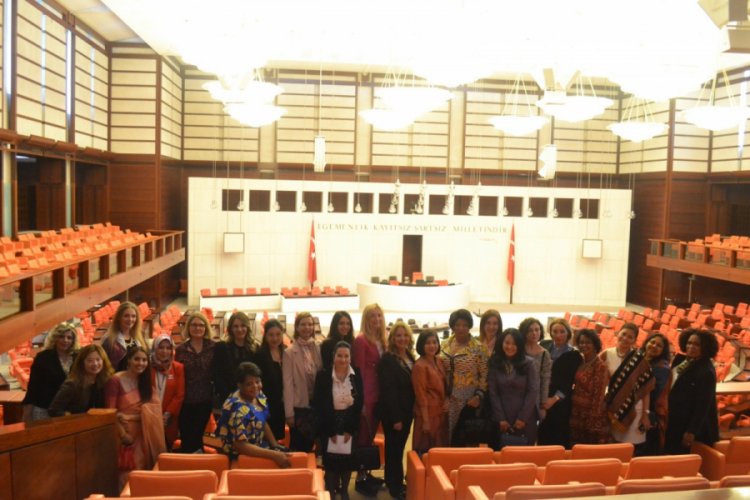 B&uuml;y&uuml;kel&ccedil;i eşleri Meclis'te bir araya geldi