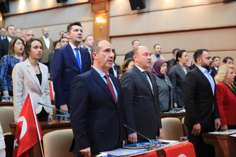 İBB Meclisi'nde İstiklal Marşı okunurken bazı CHP'lilerin ayağa kalkmadığı g&ouml;r&uuml;ld&uuml;