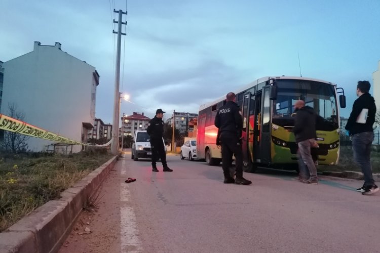 Halk otob&uuml;s&uuml; s&uuml;r&uuml;c&uuml;s&uuml; evinin &ouml;n&uuml;nde silahla vuruldu