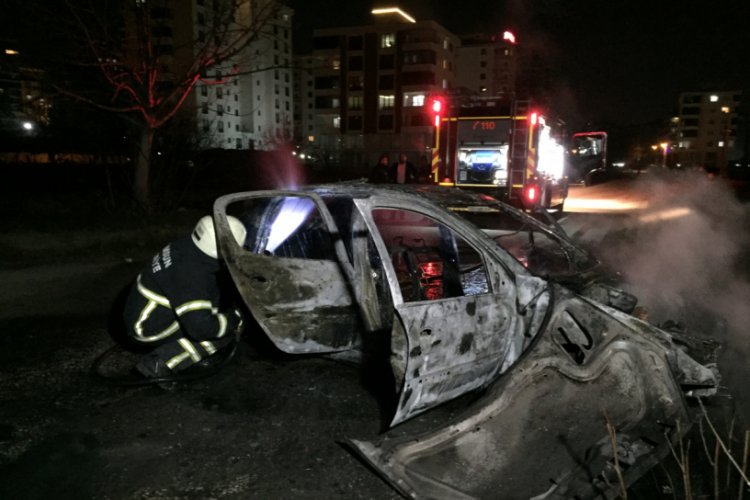 Polisten ka&ccedil;an s&uuml;r&uuml;c&uuml; kaza yaptı, otomobil alev aldı