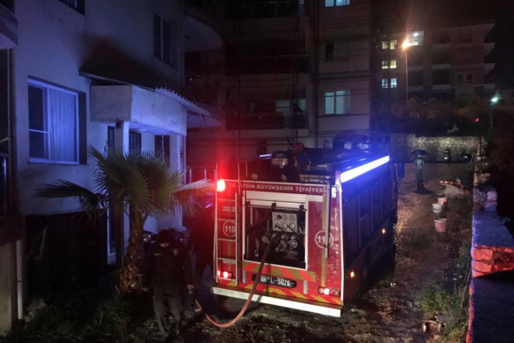 Eve yıldırım d&uuml;şmesi sonucu yangın &ccedil;ıktı