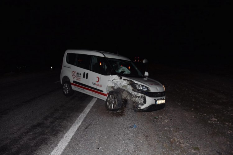 Arızalanan aracının yanında duran adama otomobil &ccedil;arptı
