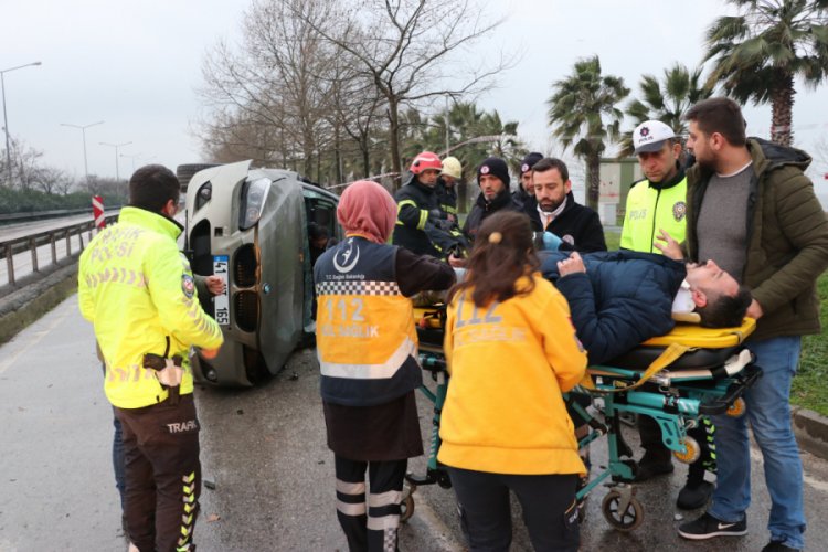 L&uuml;ks otomobil bariyerlere &ccedil;arpıp yan yattı