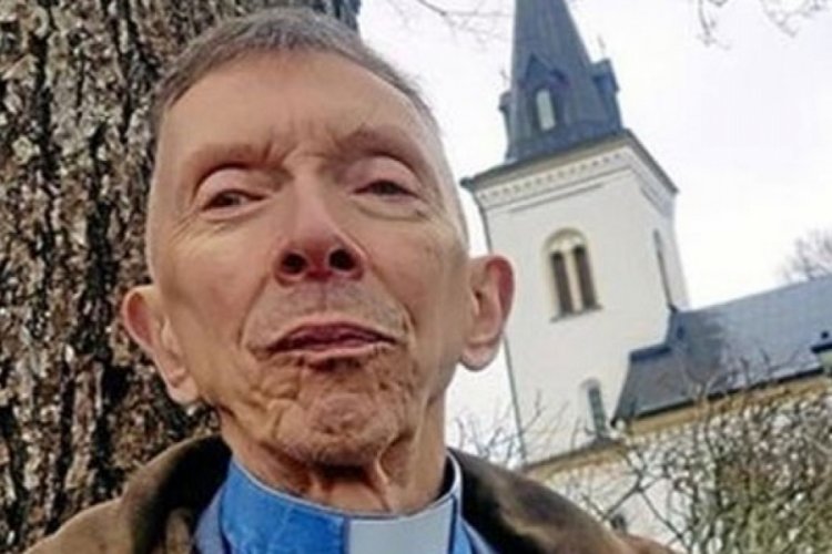 30 yıllık papaz M&uuml;sl&uuml;man oldu!