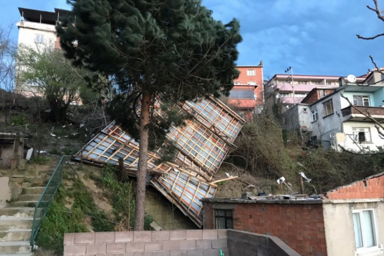 Zonguldak'ta şiddetli r&uuml;zgar &ccedil;atıları u&ccedil;urdu