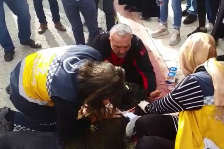 Bursa'da kadına ara&ccedil; &ccedil;arptı, ilk yardımı vatandaşlar yaptı