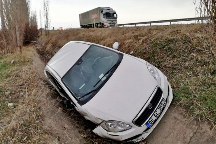 Ağaca &ccedil;arpan otomobil su kanalına u&ccedil;tu