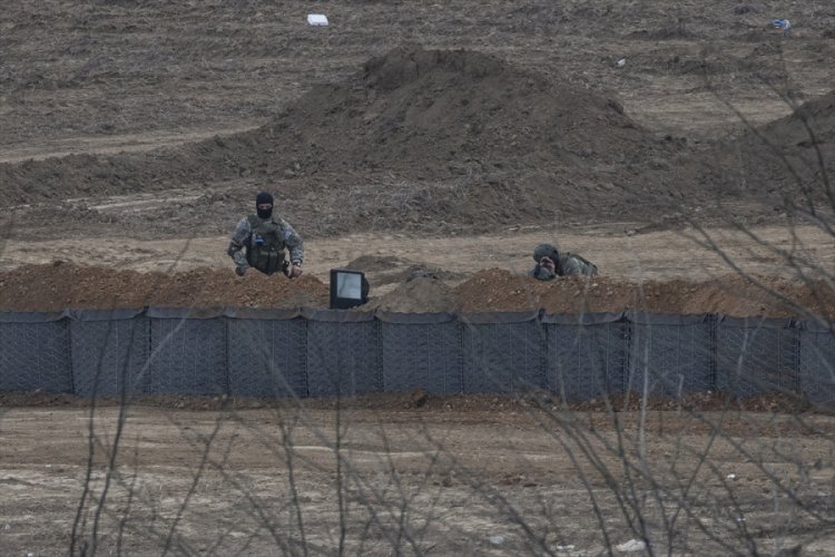Yunanistan hudut birlikleri sınır hattına "siper" kazıyor