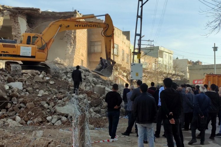 Cami yıkımında k&uuml;pler bulundu, 'hazine' s&ouml;ylentisi &ccedil;ıktı