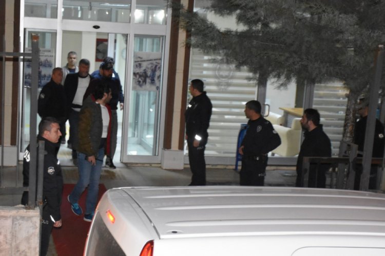 3 akrabasını &ouml;ld&uuml;r&uuml;p, 4'&uuml;n&uuml; yaralayan zanlı tutuklandı